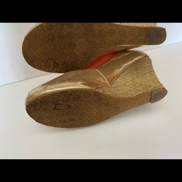 Lilly Pulitzer size 7 1/2 metallic wedges gold - Picture 7 of 7